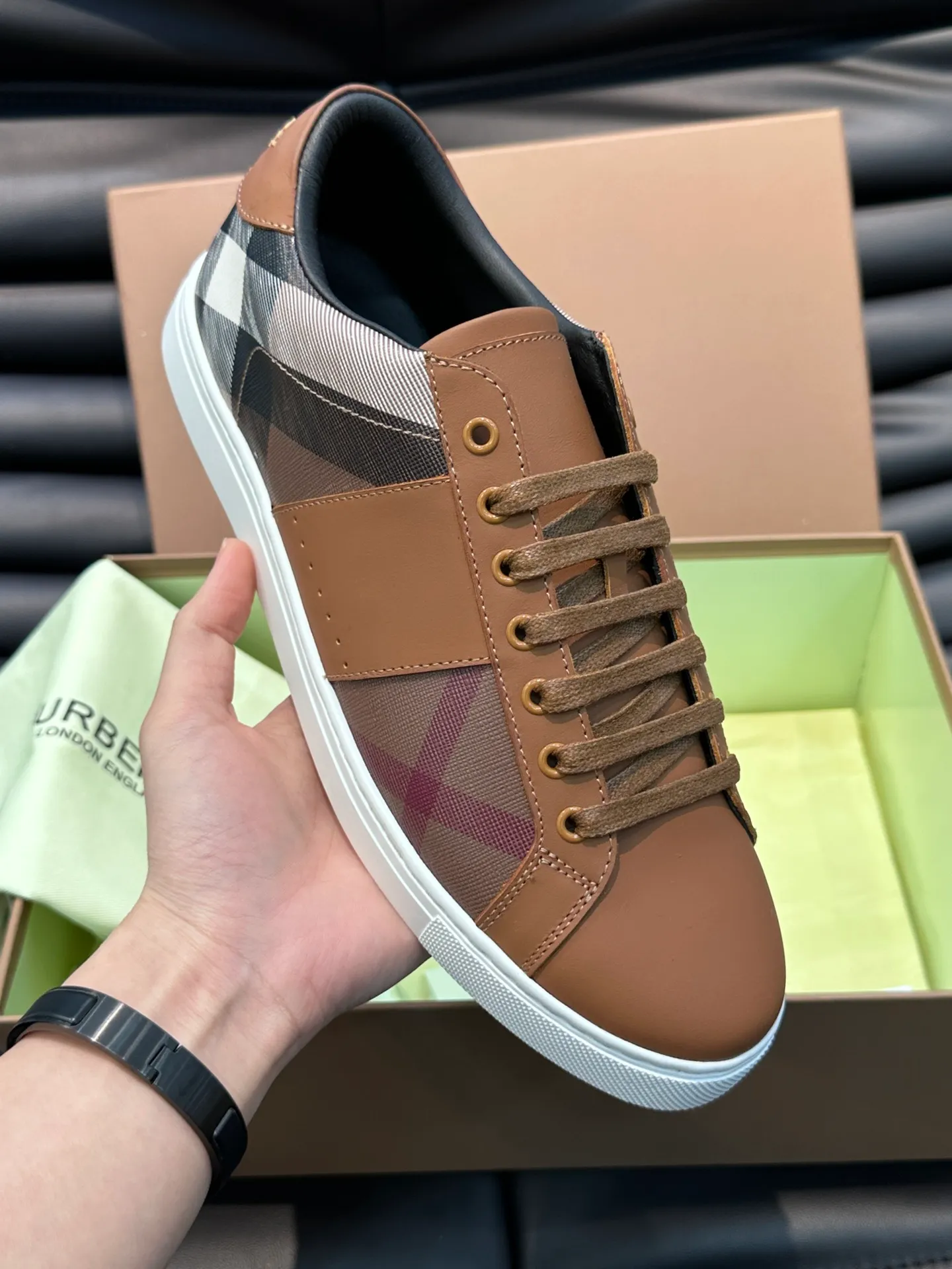 Men's Shoes 💰380 B's men's classic low-top sneakers are reinterpreted in Vintage checkered cotton material and decorated with a new brand logo. First-layer cowhide lining, embossed Burberry logo on the heel, and original TPU outsole! Size: 38-44 (45 46 customized)